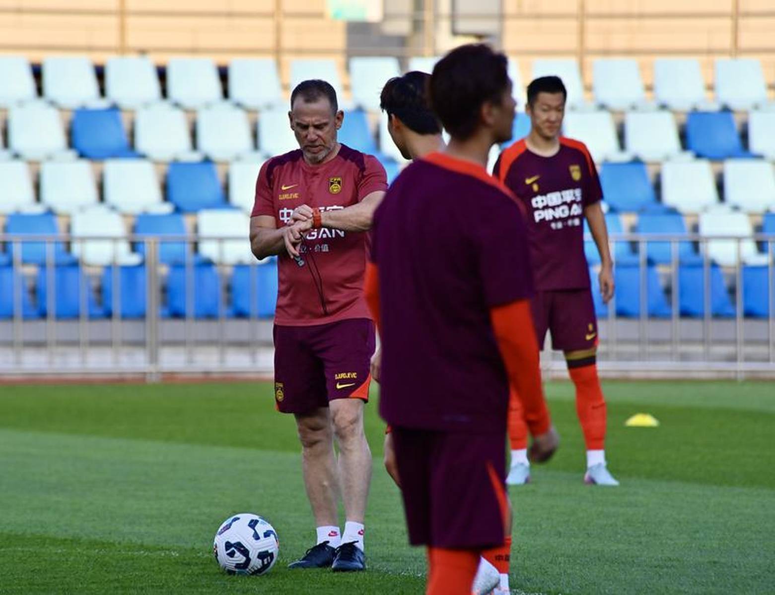 國足前瞻：新循環(huán)換血奠定基礎(chǔ) 首場比賽韓國隊(duì)仍需放開雙手