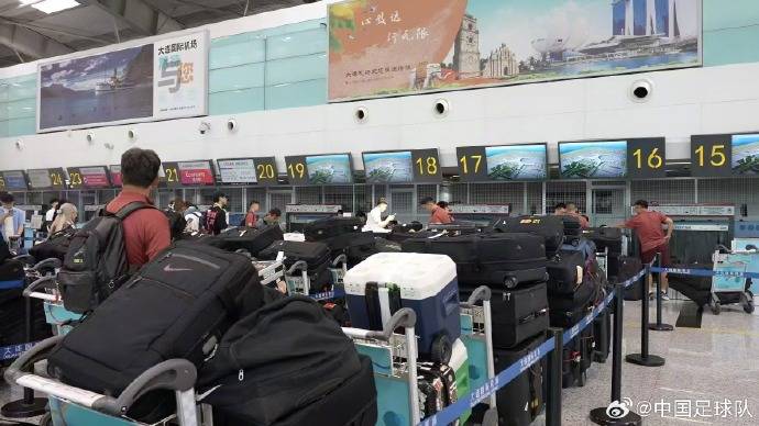 行李太多？國足官方回應(yīng)：56件裝備及行李詳情如下